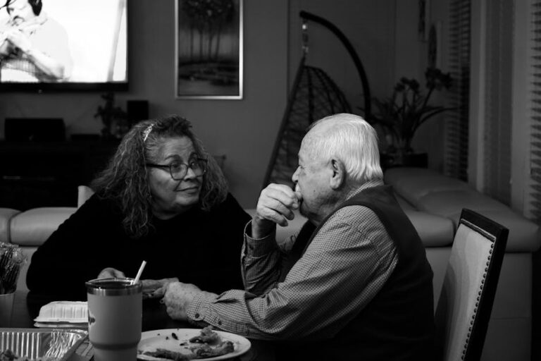 9 Ways to Create a Comfortable Dining Environment for Seniors That Honor Dignity